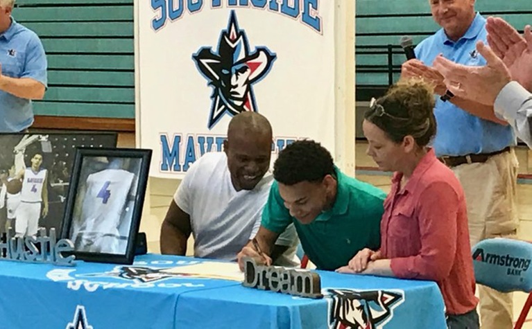 Fort Smith's Moore Signs with Greyhounds